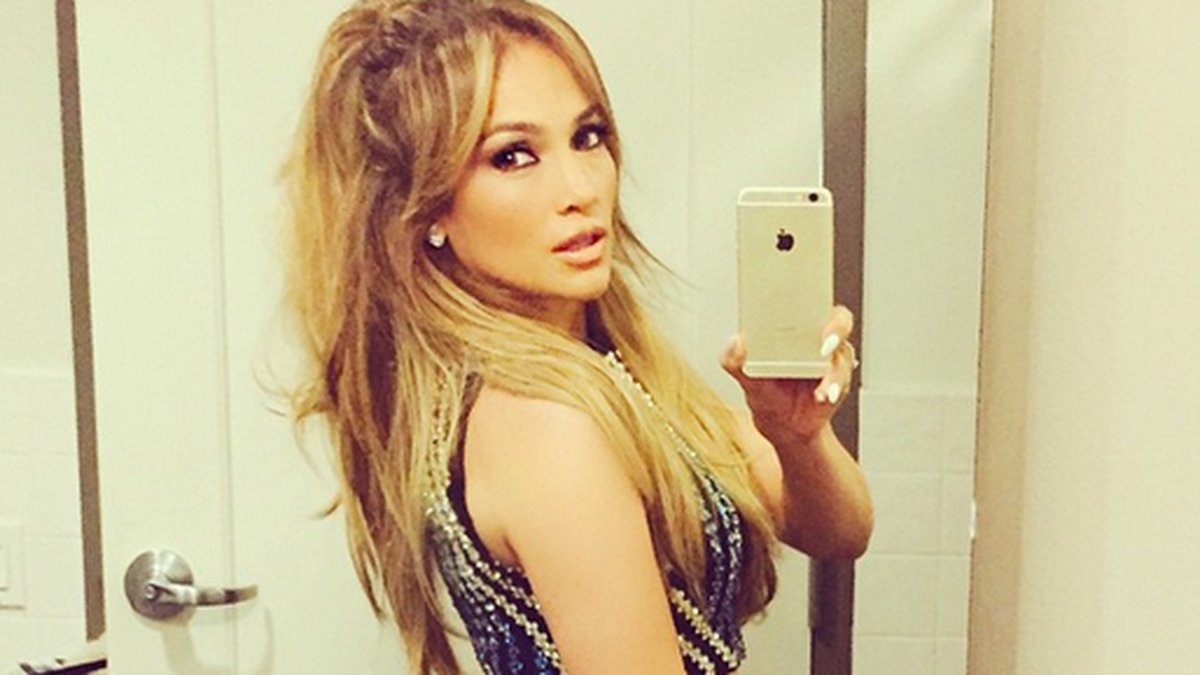 Jennifer Lopez tar en belfie.
